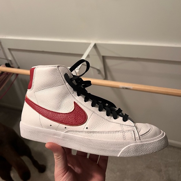 Women’s Nike Blazers Size 8 - Picture 1 of 3